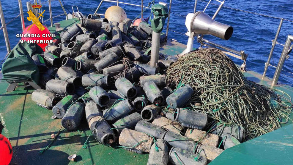 Tubos intervenidos en una operación contra la pesca furtiva de pulpos