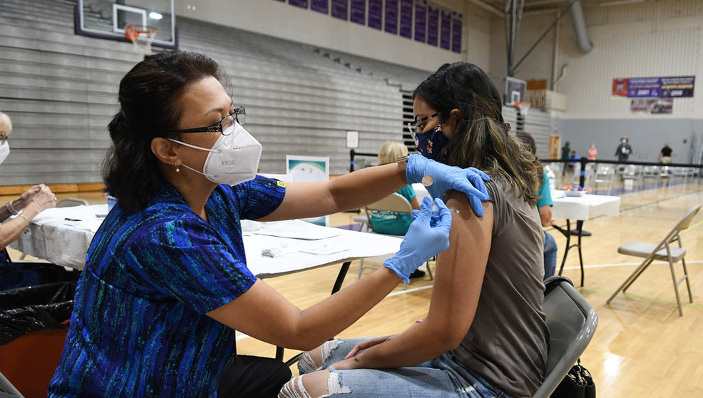 Una enfermera administra una dosis de la vacuna contra el coronavirus