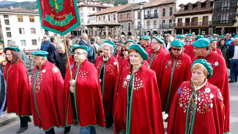 Integrantes de la Cofradía del Aguardiente de Orujo y Vino de Liébana durante el desfile de la fiesta | Foto de archivo