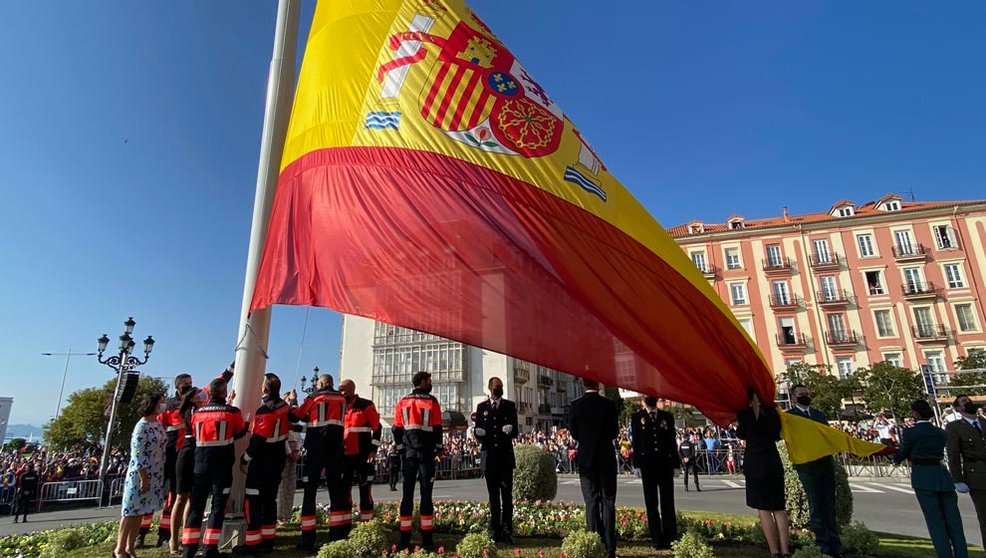 Izado de la bandera española en Puertochico