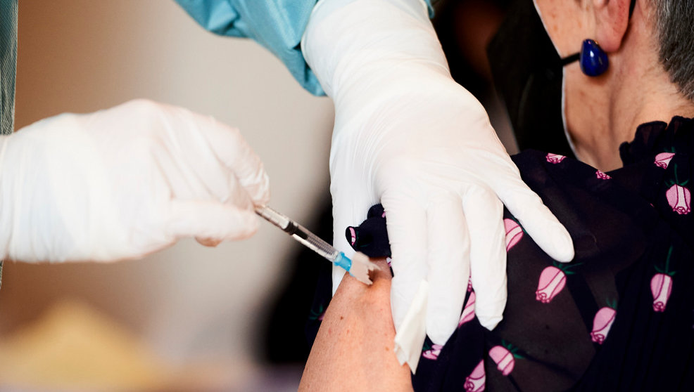 Una profesional sanitaria sostiene un vial con la vacuna durante el inicio de la campaña de vacunación masiva frente al Covid-19