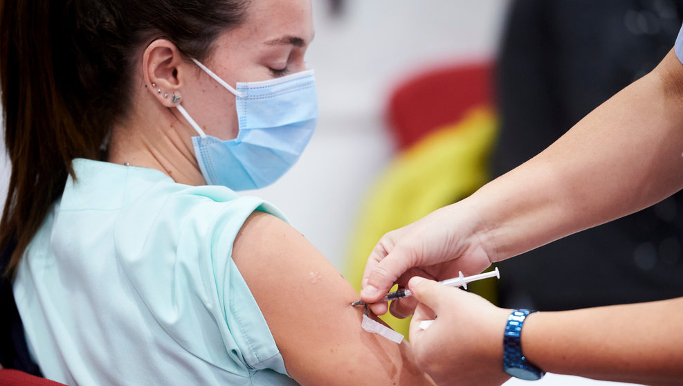 Un trabajadora sanitaria inyecta la segunda dosis de la vacuna de Pfizer