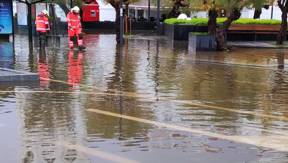 Bomberos de Santander achican agua en El Sardinero durante la inundación del pasado 4 de noviembre | Foto: Bomberos de Santander