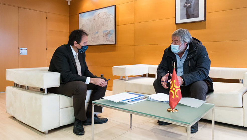 El consejero de Obras Públicas, José Luis Gochicoa, se reúne con el alcalde de Valderredible, Fernando Fernández
GOBIERNO
8/11/2021