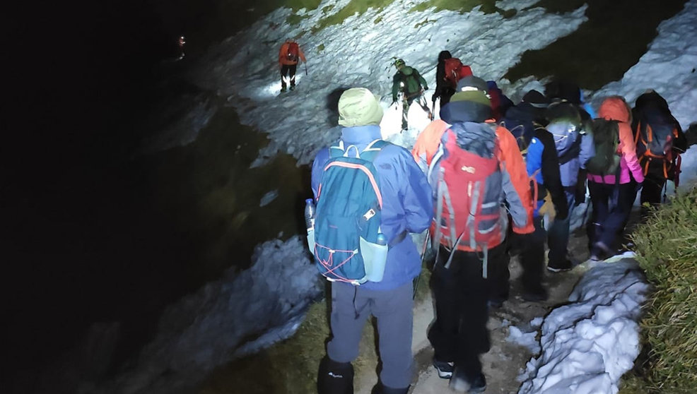Rescate de once senderistas atrapados por la nieve en los Picos de Europa por efectivos del Greim de Cangas de OnÃ­s y Rescate del Servicio de Emergencias del Principado de Asturias

GUARDIA CIVIL GIJÃ“N

11/11/2021