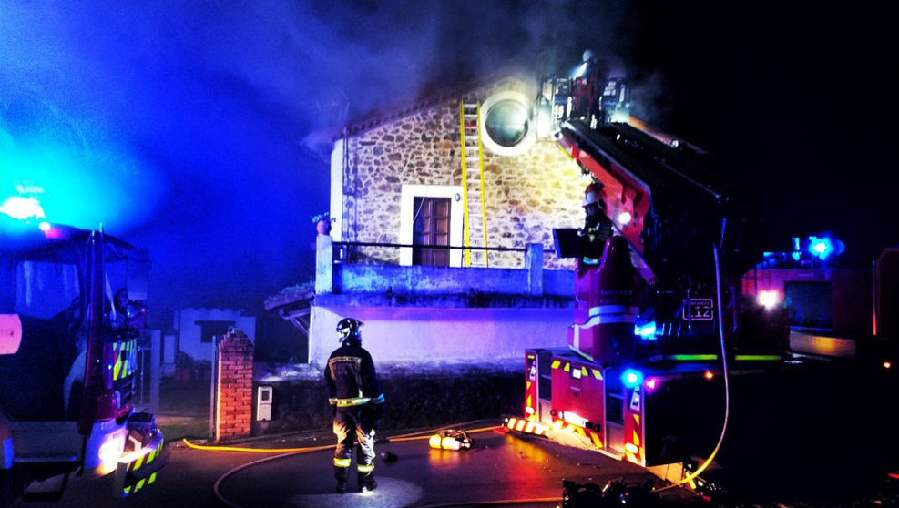 Los bomberos extinguen el incendio de Valdáliga