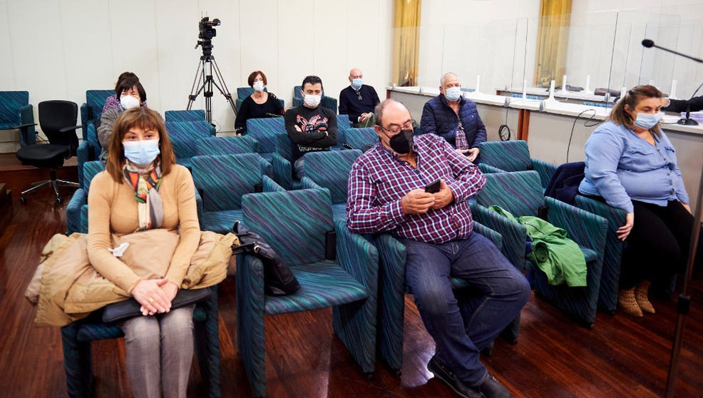 La exalcaldesa de Santoña, Puerto Gallego, y los ocho exconcejales del PSOE de su gobierno, durante el juicio por presunta prevaricación