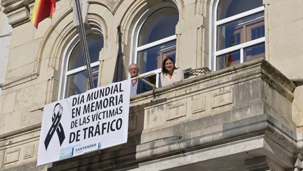 La alcaldesa de Santander, Gema Igual, y el concejal de Protección Ciudadana, Pedro Nalda, junto al crespón instalado en la fachada del Ayuntamiento por el Día Mundial de las Víctimas de Tráfico