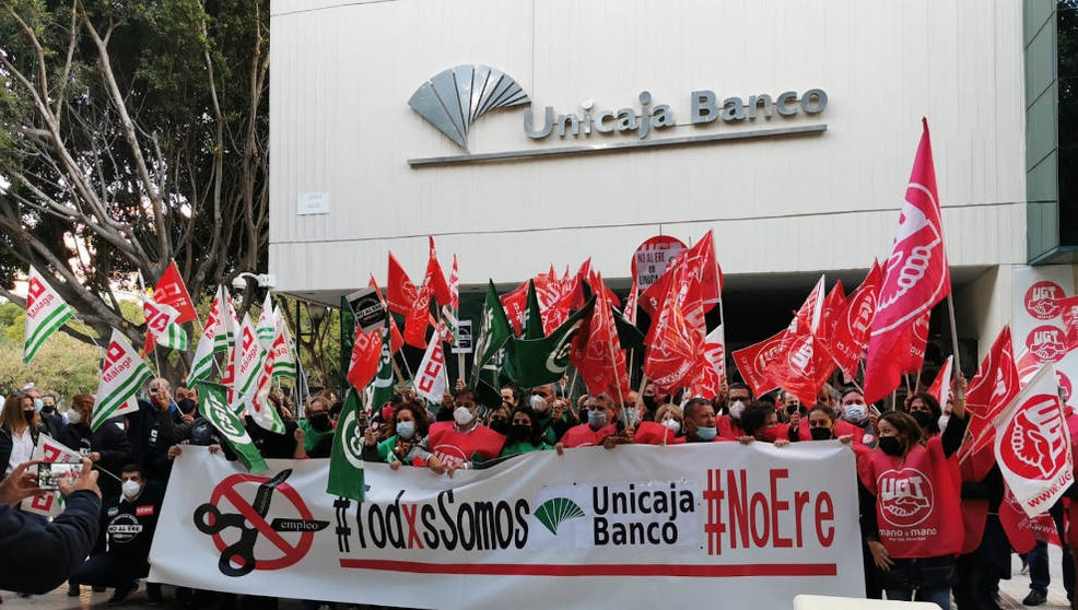 Concentración contra los despidos de Unicaja Banco ante la sede del banco en Málaga, el 16 de noviembre de 2021