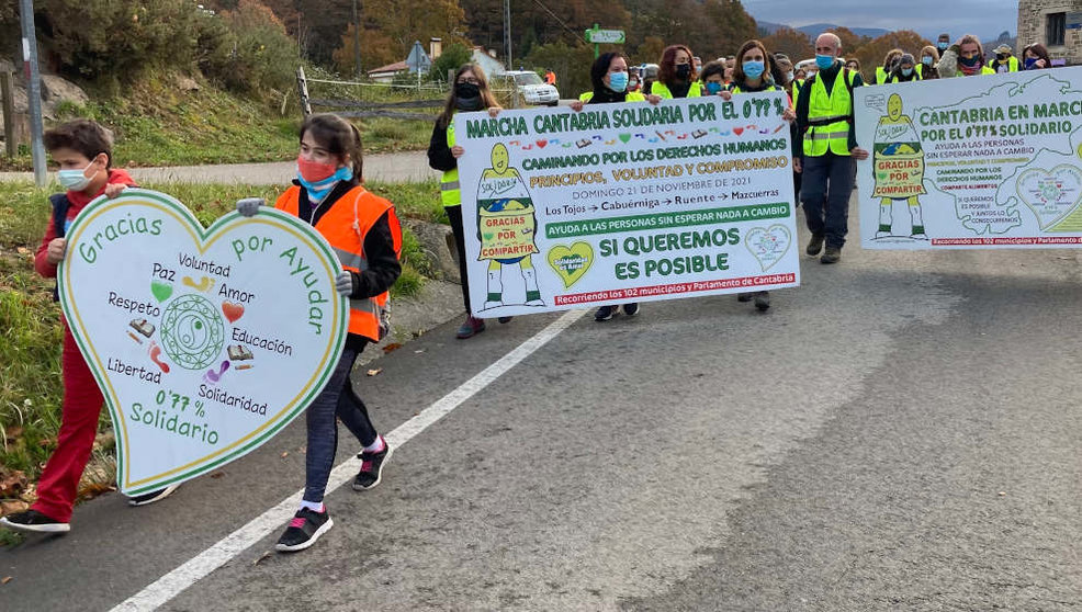 La Marcha Cantabria Solidaria ha celebrado este domingo una de sus etapas, la que ha unido Los Tojos, Cabuérniga, Ruente y Mazcuerras