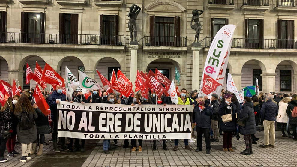 Concentración en Santander por el ERE de Unicaja