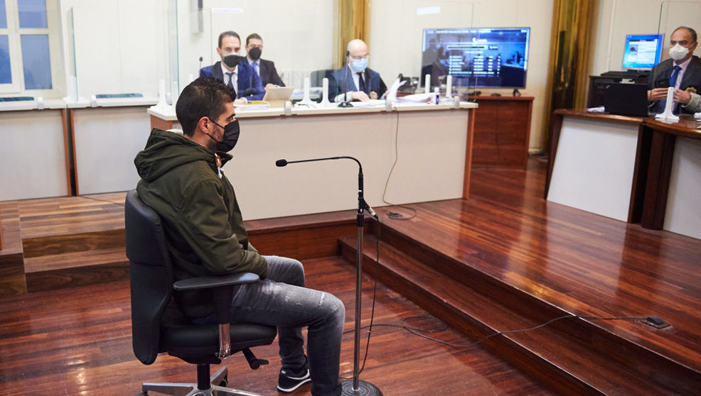 El conductor acusado por el accidente mortal de la rotonda de Corbán (Santander), durante el juicio en la Audiencia Provincial de Santander