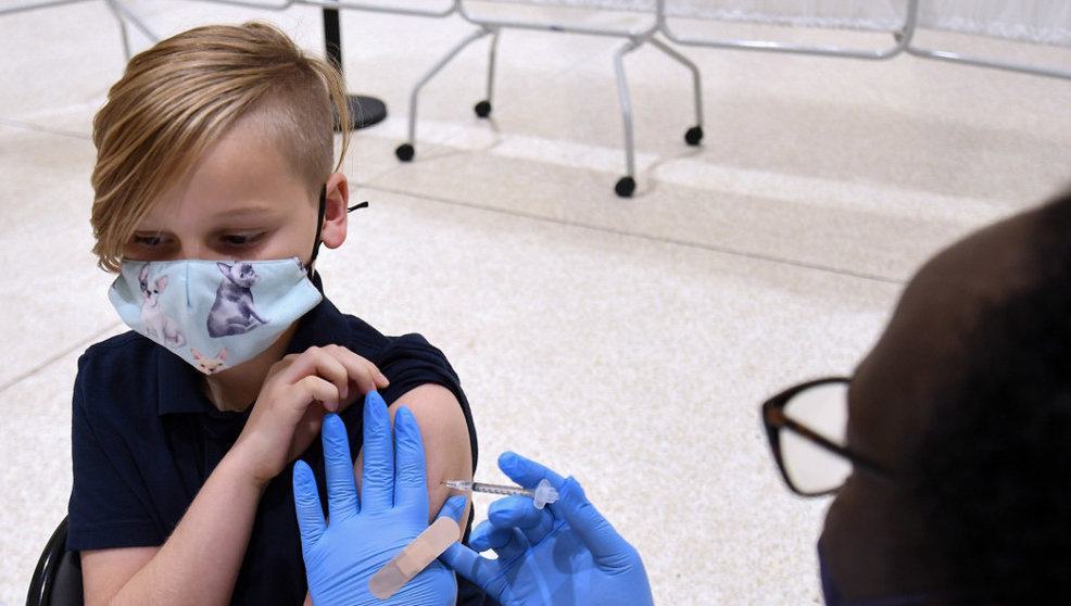 Un niño recibe una inyección de la vacuna contra la COVID-19 de Pfizer