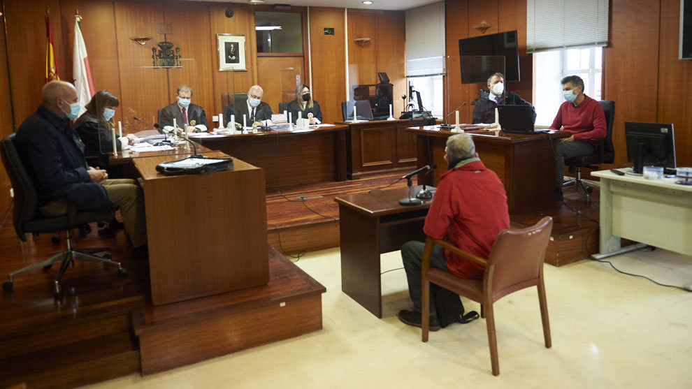 El acusado de abusar a un menor con discapacidad en la estación de Santander, sentado en el banquillo de los acusados para declarar en un juicio, en la Sección Tercera de la Audiencia Provincial