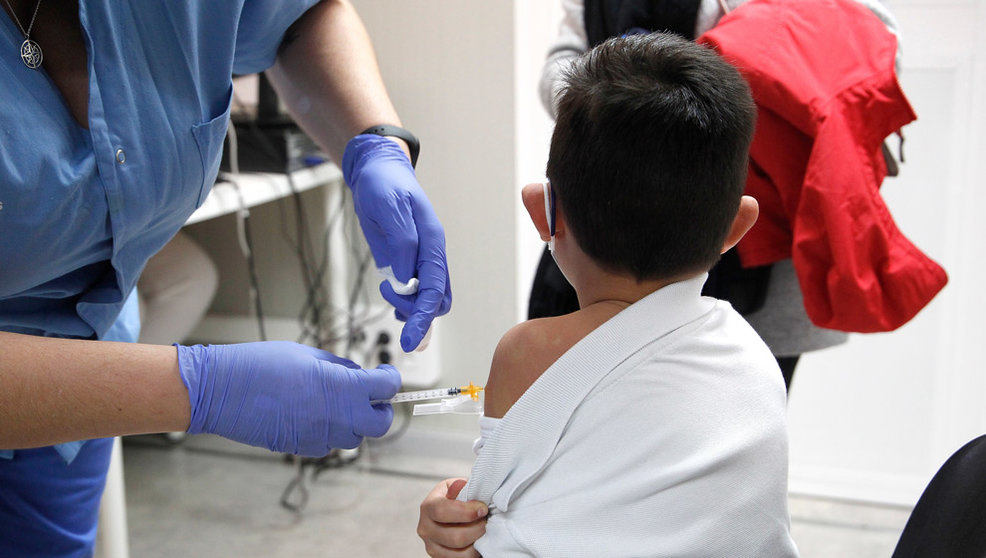 Un niño recibe una dosis de la vacuna contra el Covid-19