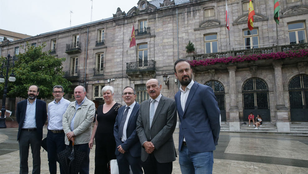 Representantes municipales y autonómicos tras el acuerdo alcanzado en 2018 por Ayuntamiento y Gobierno para rehabilitar el Palacio Municipal