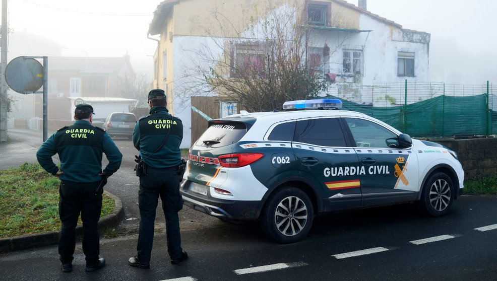 Guardias Civiles en la vivienda donde residían la mujer y la niña asesinadas