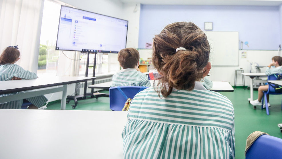 Niños miran a una pantalla en una clase