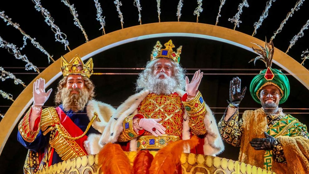 Los Reyes Magos saludan a su llegada al Centro Conde Duque, en Madrid en enero de 2021