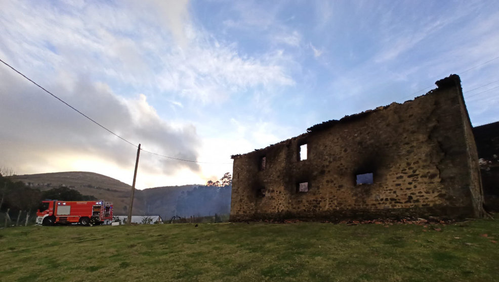 Un incendio destruye una vivienda deshabitada en Riotuerto