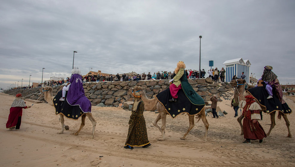 Los Reyes Magos de Oriente llegan a la playa de Matalascañas en camellos