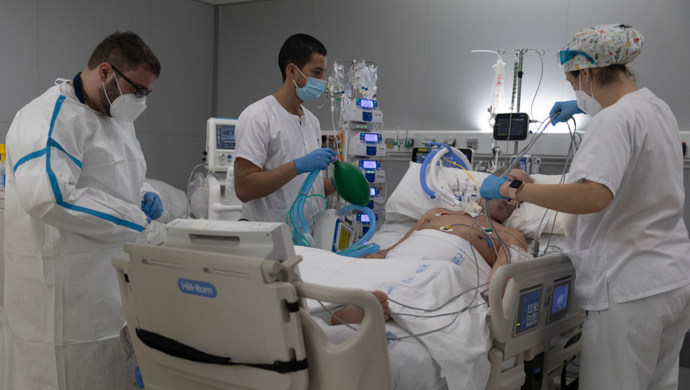 Varios sanitarios alrededor de un paciente ingresado en la UCI del Hospital Enfermera Isabel Zendal, a 13 de enero de 2022, en Madrid