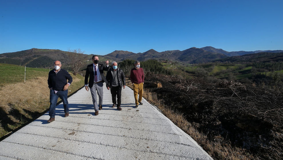 El consejero de Desarrollo Rural, Guillermo Blanco, visita el municipio de Herrerías junto a su alcalde, Francisco Linares