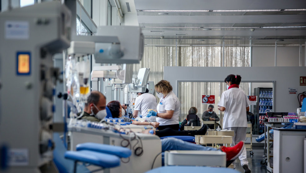Varias personas donan sangre en el centro de Transfusión de Valdebernardo, a 8 de enero de 2022, en Madrid (España). El Centro de Transfusión ha convocado a los madrileños a donar sangre los días 5, 7 y 8 de enero, a través de la campaña ‘Ven a donar y te