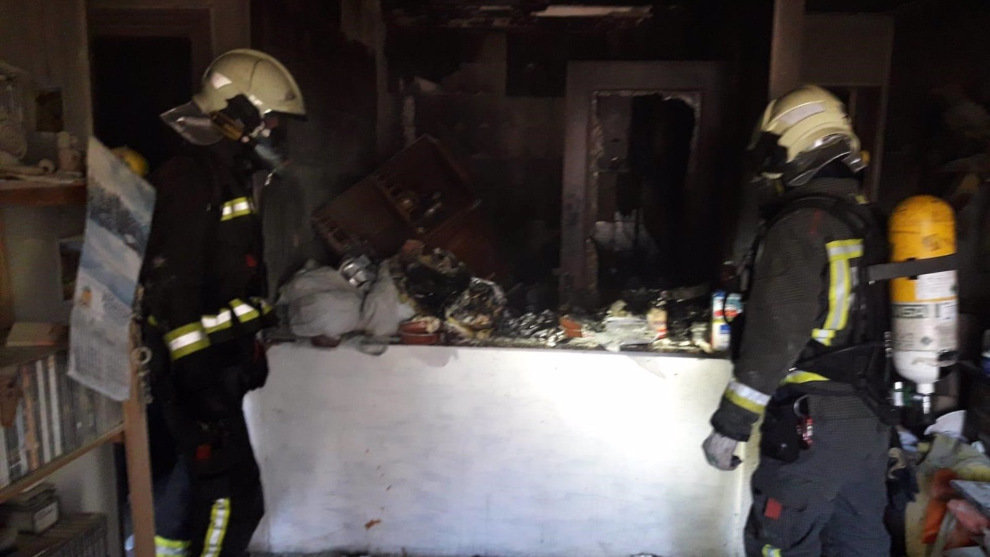 Bomberos sofocan un incendio en una vivienda