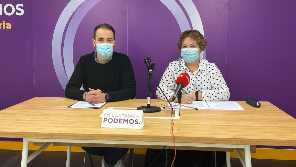 El coordinador general de Podemos Cantabria, Luis del Piñal, y la portavoz del partido, Mercedes González, en la rueda de prensa