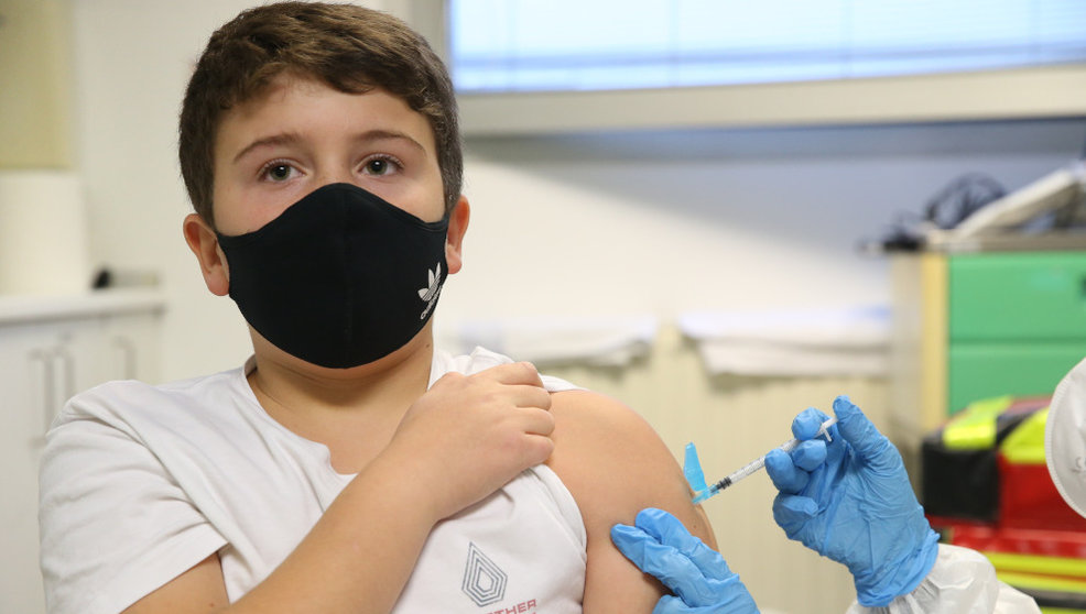 Un niño recibe la dosis de la vacuna contra el Covid en el centro de salud El Alisal