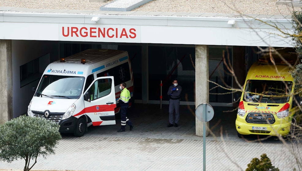 Ambulancias y personal sanitario en el Hospital Marqués de Valdecilla