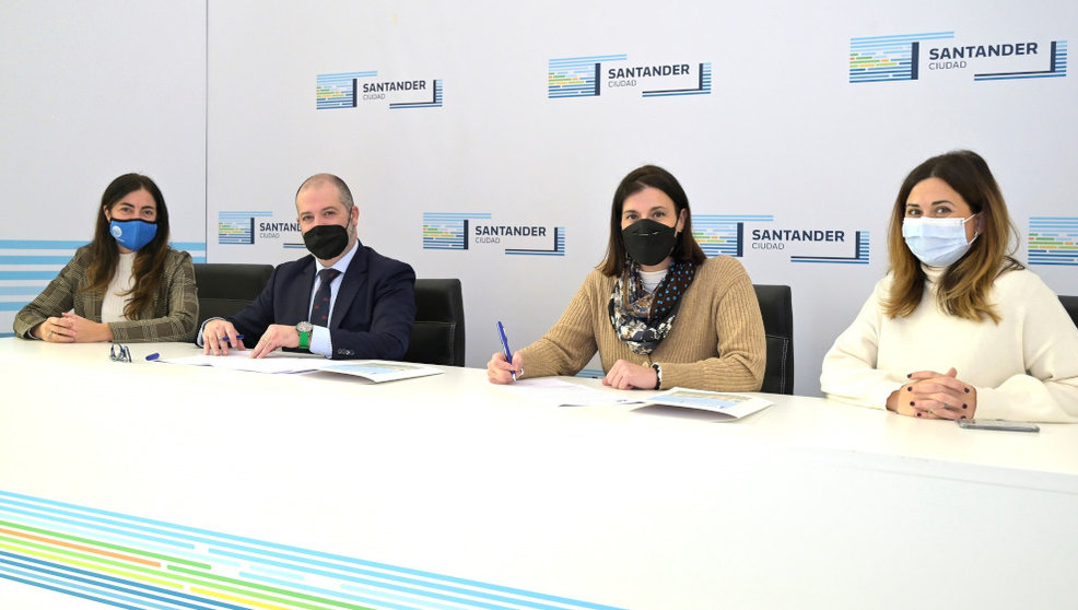 Firma del convenio entre el Ayuntamiento de Santander y Uneatlántico