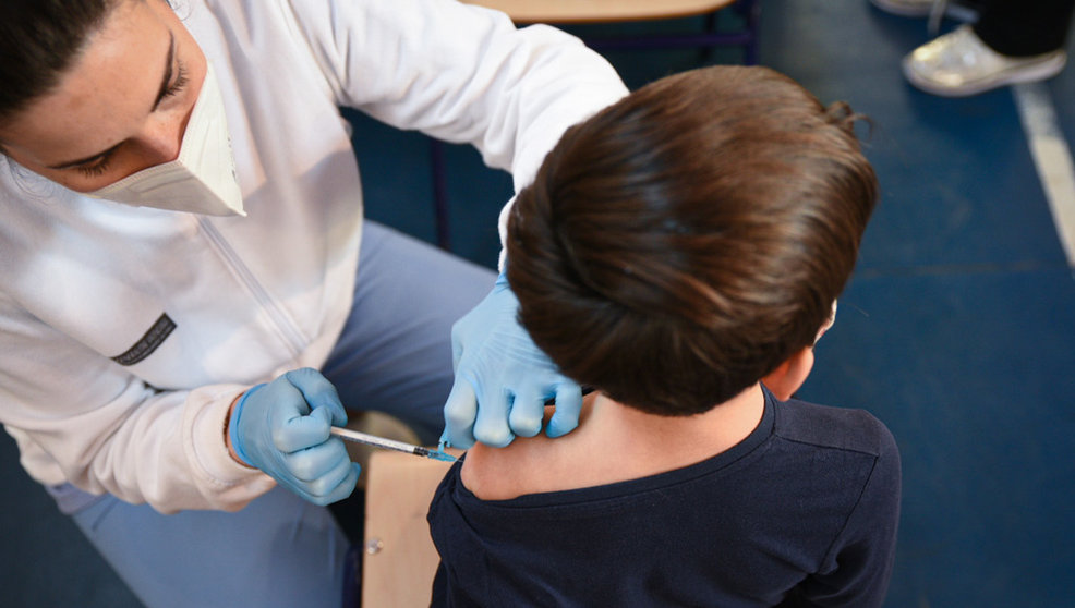 Un niño recibe la vacuna contra el Covid-19