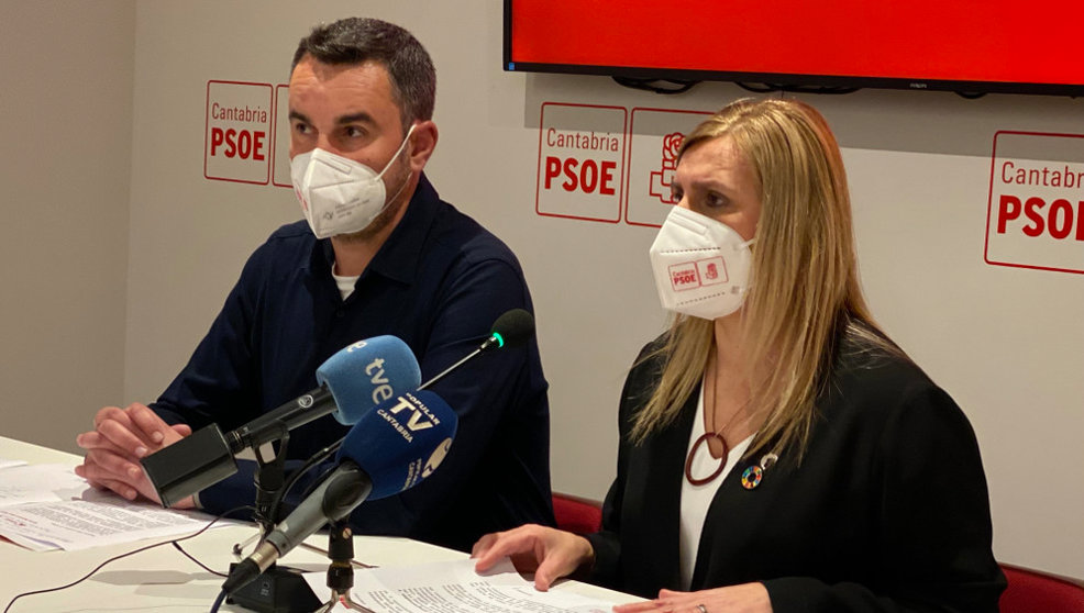 La secretaria de Organización del PSOE de Cantabria, Noelia Cobo, y el responsable de Estrategia y Acción Electoral del partido, Daniel Rivas
