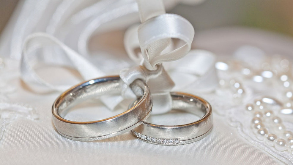Un anillo de compromiso es esencial en todo matrimonio