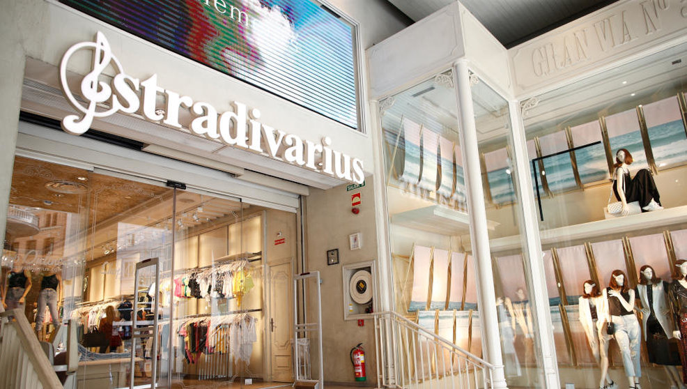 Entrada principal de una de las tiendas de la marca de ropa Stradivarius 