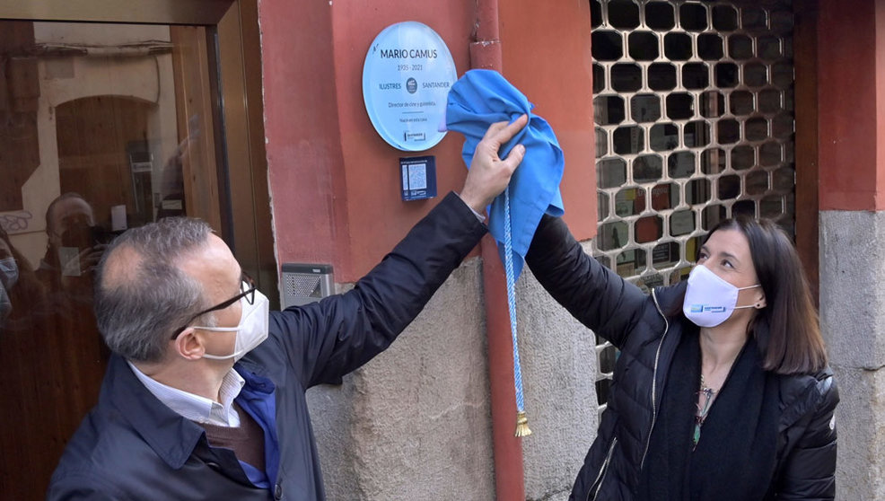 Descubrimiento de la placa de Mario Camus en la Ruta de Ilustres de Santander