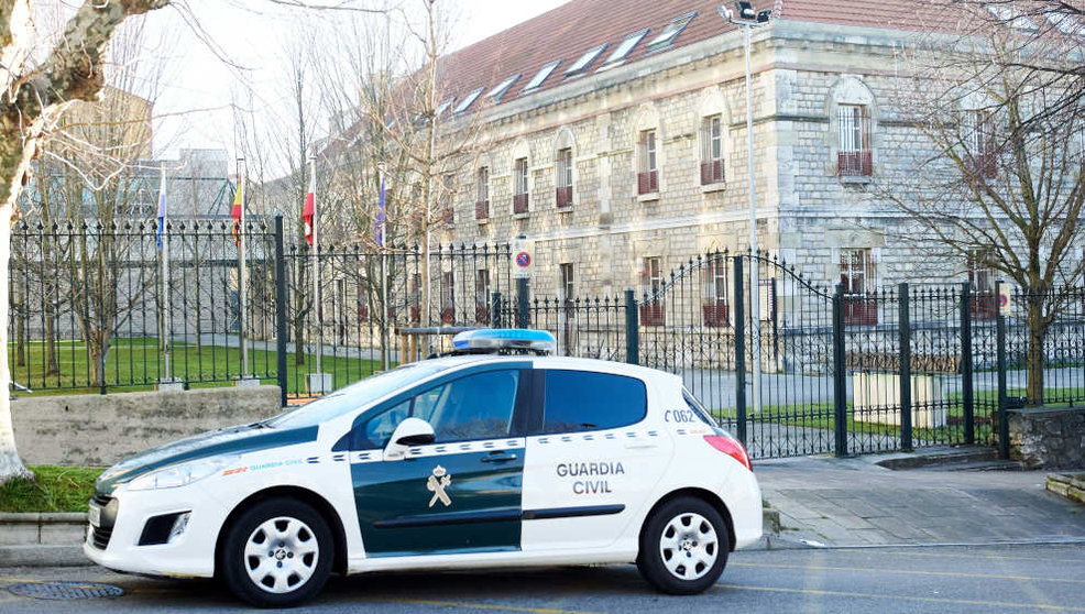Un vehículo de la Guardia Civil en el Palacio de la Justicia de Cantabria