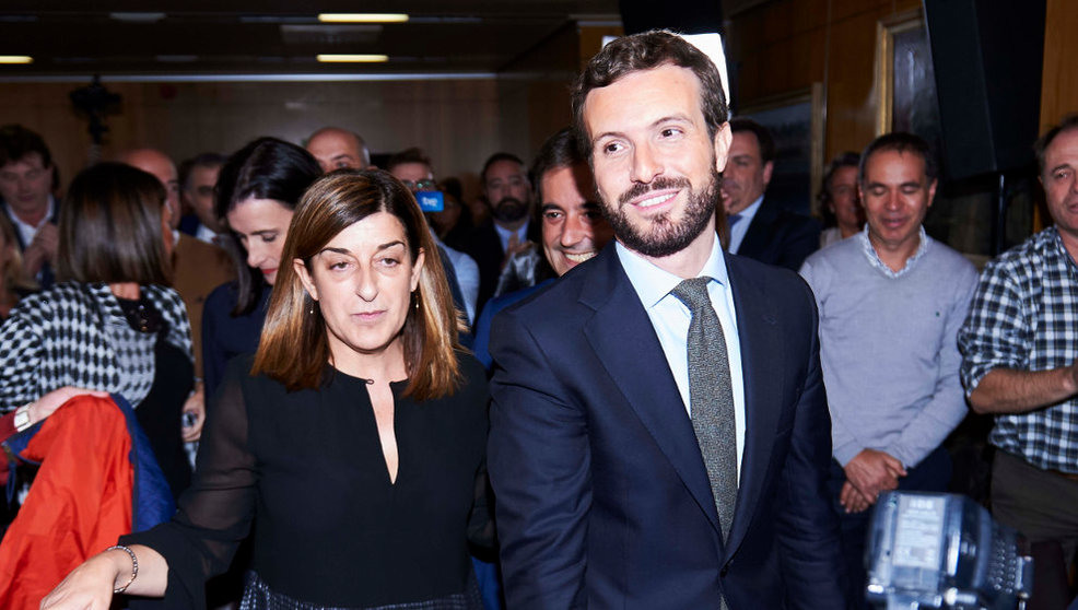 El presidente del PP, Pablo Casado, y la presidenta del PP de Cantabria, María José Sáenz de Buruaga, a su llegada a un acto del PP en Santander