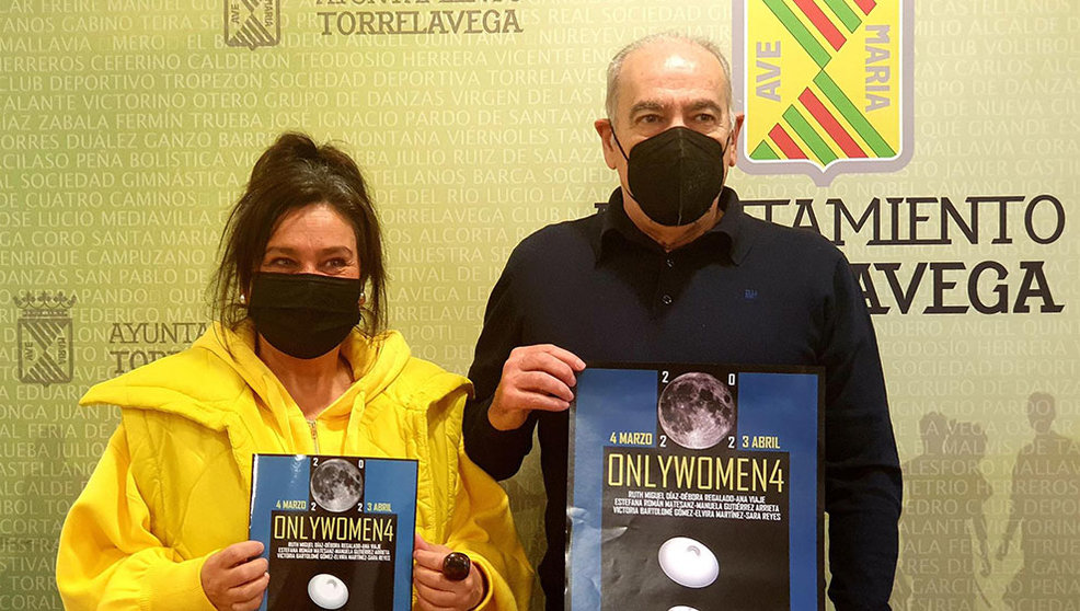 Esther Vélez y Jesús Alberto Pérez Castaños con el cartel de 'Only Women 4'