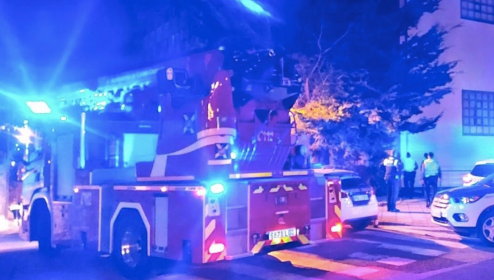 Bomberos rescatan a cinco personas atrapadas por el humo en el incendio de una vivienda en Castro 