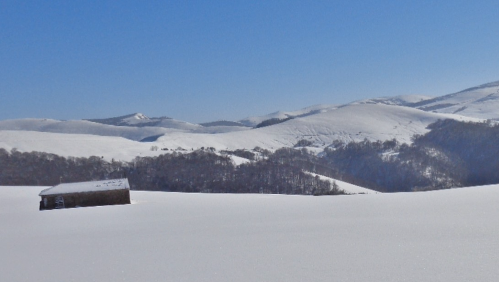 Una ermita cubierta de nieve en Cantabria