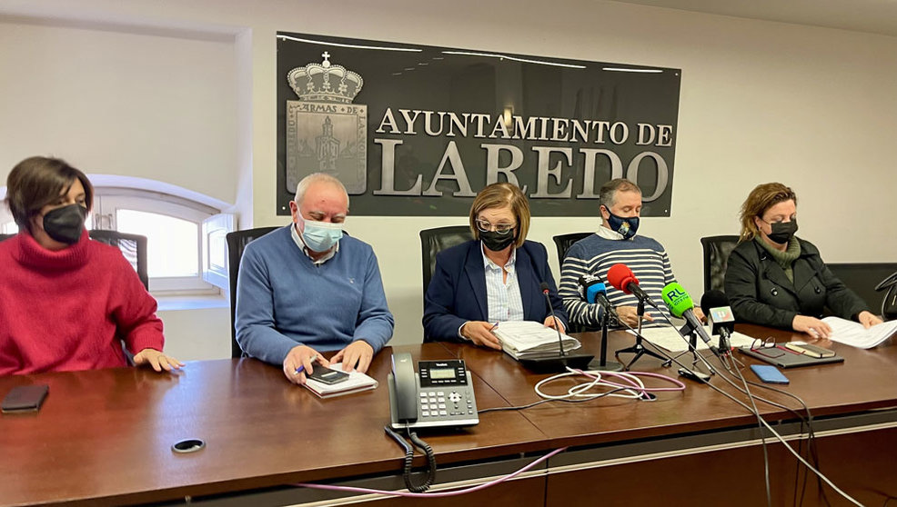 La alcaldesa de Laredo, Charo Losa, y otros integrantes del equipo de Gobierno comparecen en rueda de prensa para informar de un "error" en el cobro de impuestos