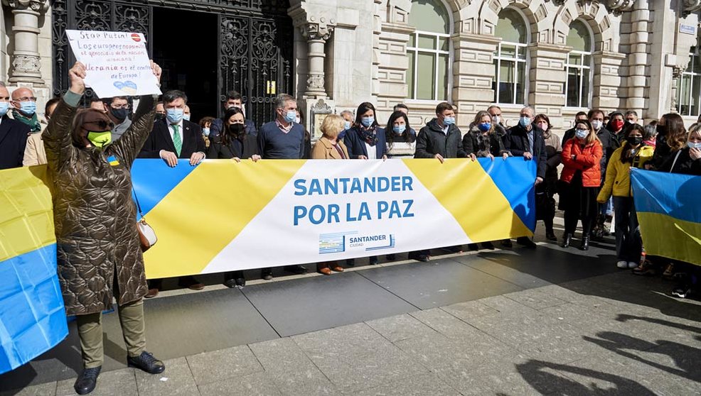 Minuto de silencio en Santander para condenar la guerra en Ucrania y en apoyo a los ciudadanos ucranianos, en la Plaza del Ayuntamiento