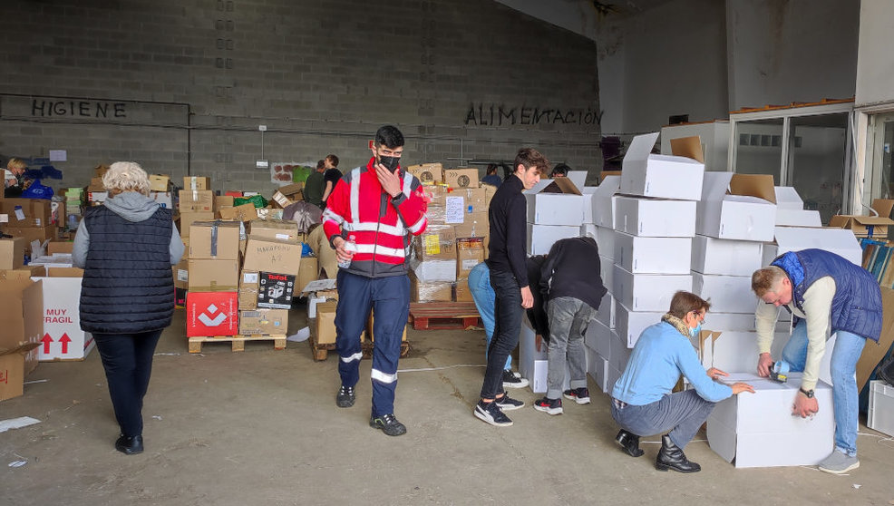 Voluntarios trabajando en los almacenes en Barrio Cajo 2 de Santander