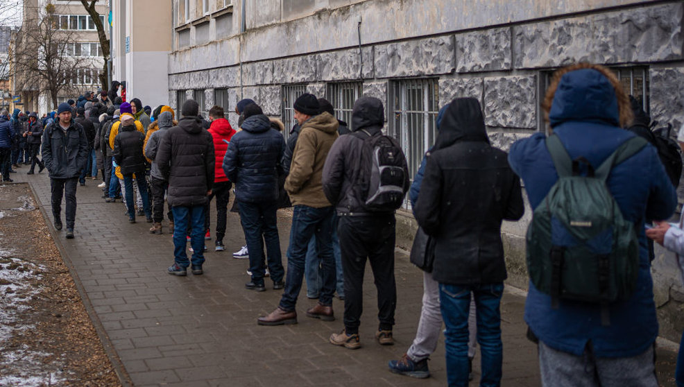 Varias personas hacen cola para ser reclutados por el ejercito, a 5 de marzo de 2022, en Lviv (Ucrania)
