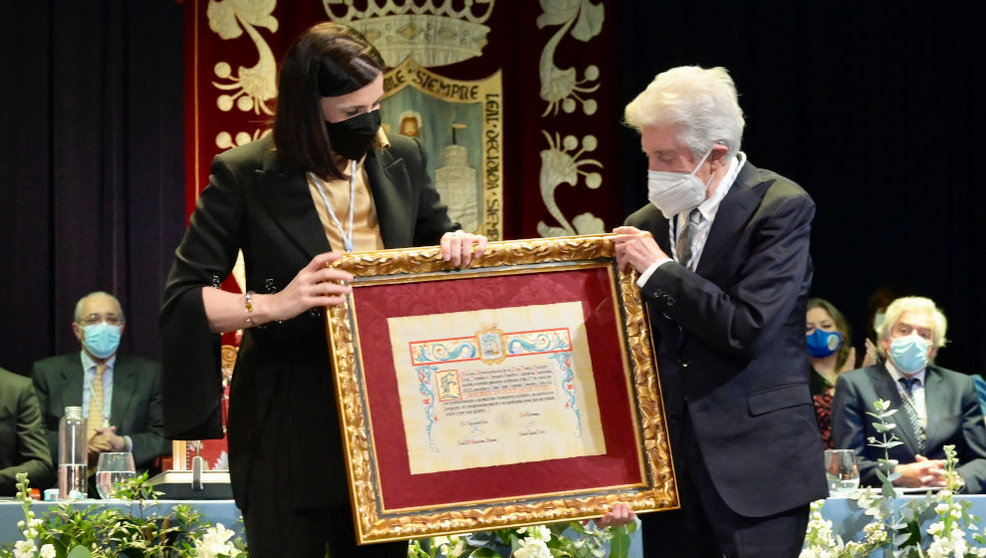 Gema Igual entrega a José Ramón Sánchez la Medalla de Plata de Santander