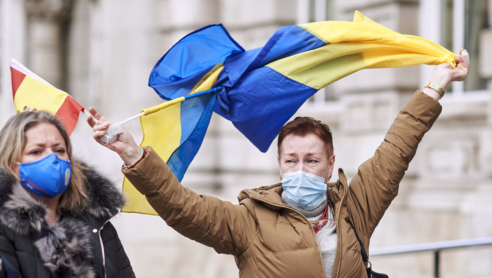 Una mujer, con banderas de Ucrania, en el minuto de silencio celebrado en la Plaza del Ayuntamiento de Santander