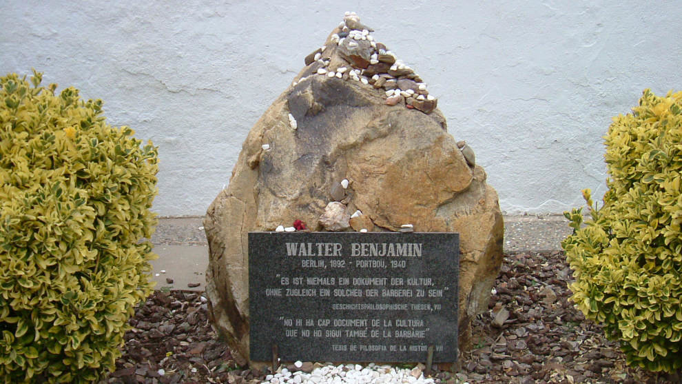 Monumento a Walter Benjamin sobre la fosa común | Foto: Wikipedia